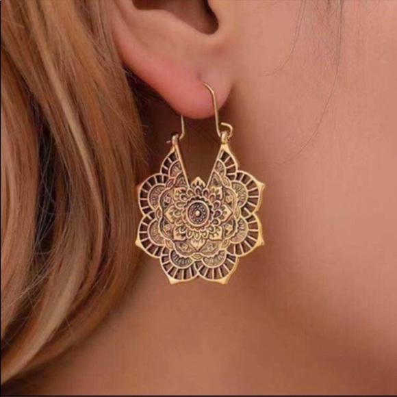 TARNISHED GOLD MANDALA LOTUS FLOWER HUGGIE HOOPS - Picture 3 of 4